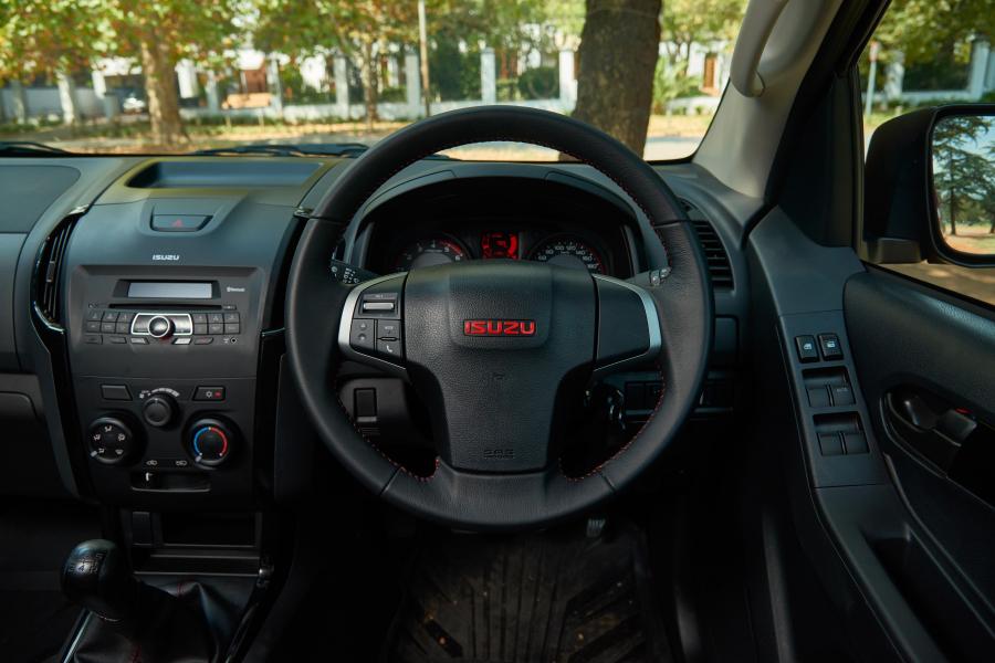 Панель приборов Isuzu KB Double Cab X-Rider 2017 года  (фото 28 из 40)